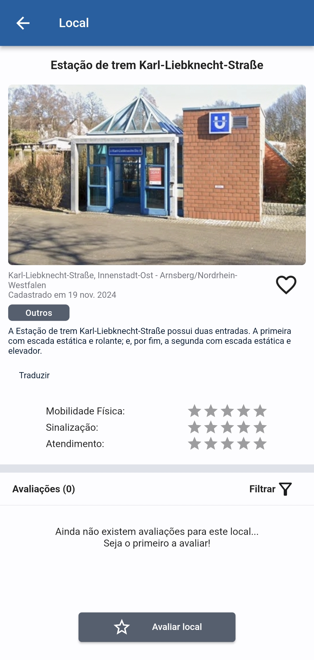 A imagem exibe os detalhes e avaliações de um local cadastrado no aplicativo DMOVEL. No topo, está o nome do local, seguido por uma imagem do local, há informações como endereço, data de cadastro e uma breve descrição do local, destacando as características de acessibilidade, como escadas e elevador.
Também há campos de avaliação para Mobilidade Física, Sinalização e Atendimento, com estrelas para pontuação. Na seção inferior, é informado avaliações de usuarios.